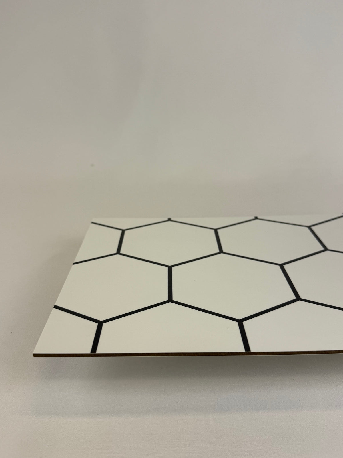 CPL DP Hexagon Wht dark lines/Wht 2440x1220x3mm